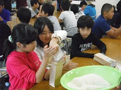 一粒一粒大切に米を詰めていきます