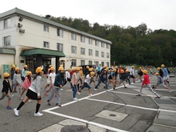 外での初めての朝会です