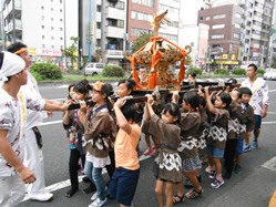 駕籠町会の子供神輿です