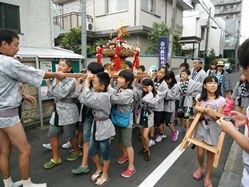 西丸町会の子供神輿です