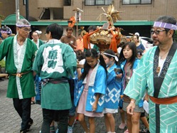 原町町会の子供神輿です