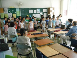 学級で工夫した出し物を披露しました
