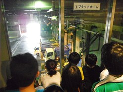 ごみ収集車がひっきりなしに入ってきます