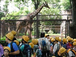 池之端門から入って、キリンの前に集合