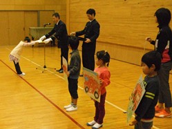 立派な態度で賞状を受け取りました