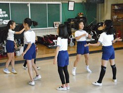 ダンスクラブは、曲に合わせて動きを考えています