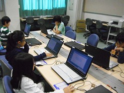 パソコンクラブは、学習発表会の招待状作りです