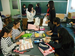 手芸料理クラブは、針と糸で小物作りをしています