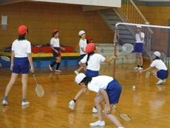バドミントンクラブは、二人でラリーが続くようになりました