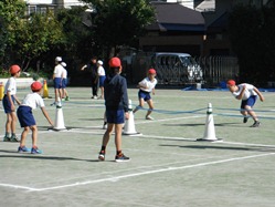 球技クラブは、校庭でフロアボール
