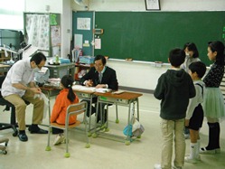 検診の場所へしっかり手をつないで連れて行きます