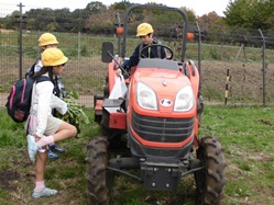 トラクターに乗ってみると、景色が違いますね