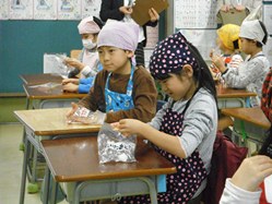 米とごはんを触って違いを比べています