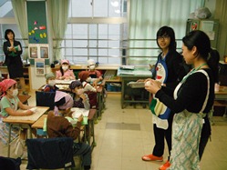 心を込めてにぎると、おいしくなりますよ・・・と栄養士から話を聞きます