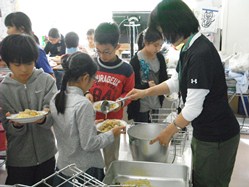 給食は、五目あんかけ焼きそばで5年生はおかわりの列・・・