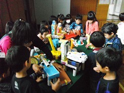 1年生も一人一人大切な作品を運びました