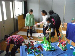 どうやって飾ればいいか考えながら、作品を置きます