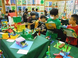 作品をしっかり見て、鑑賞カードを書いています。