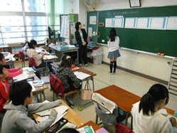 4年生は算数の授業で、これまでの学習を生かして面積の求め方を考えます