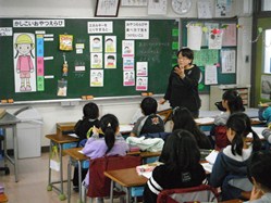 3年生は「かしこいおやつえらび」という食育の学習を進めました