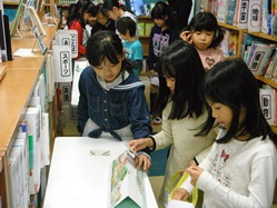 3年生は、図書室に準備したスーパーマーケットで、買い物をします