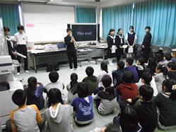 吹奏楽部の生徒がトランペットを披露