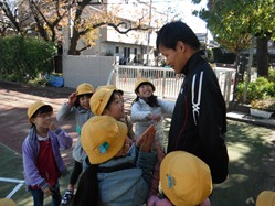 休み時間にみんなに囲まれて