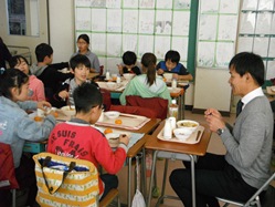給食は、5年生と一緒に召し上がっていただきました