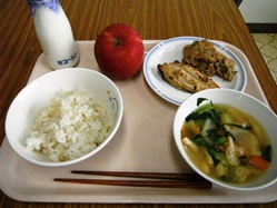 色鮮やかな真っ赤なりんご・・・おいしそうです
