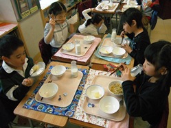 9日に給食でりんごをいただきました