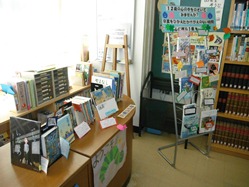 図書室のカウンターも親しみやすく整備しています