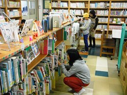 図書委員会が頑張って本の整理をしています