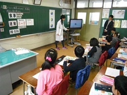 ハードル走の内藤さんの話題に触れ、子供たちも集中して聞いています
