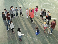低学年も跳べるように、高学年が回し方を工夫しています