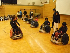 ウィルチェアーラグビー用の車いすに乗ってみました