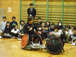 タックルを受けると大きな音が出ますが、体は大丈夫です