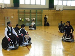 4年生に交じって私も車いすでの鬼ごっこを体験しました