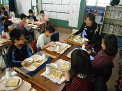給食を食べながら、楽しく話をしました