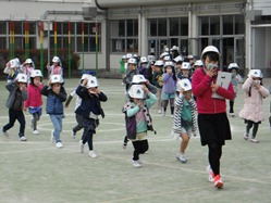 煙を吸わないように、ハンカチを鼻と口に当てて早足で避難します
