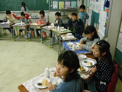 1年1組は、輪になって楽しそうです