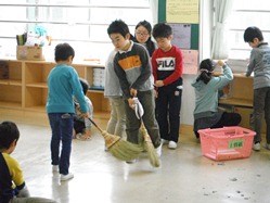 皆で協力して、教室を清掃します