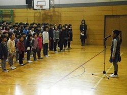凛とした雰囲気で、5年生が代表の言葉を述べました