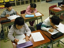 1年生は、一マス一マス丁寧に視写します