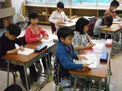 2年生は、文字の形にも気を付けて書きます