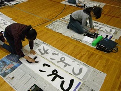 3年生は、力強く「つよい力」を書きます