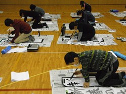 6年生は、点画のつながりに気を付けて「新春の志」を書きます
