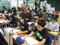 本物のニュースの原稿を読み上げます
