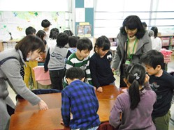 1年生活「むかしあそびをたのしもう」・・・保護者の方も一緒に昔遊びを楽しみました