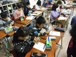 3年理科「豆電球にあかりをつけよう」・・・電気の通り道について考えました