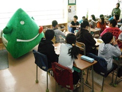 かわいらしいペロリンくんの登場で、皆うれしそうです
